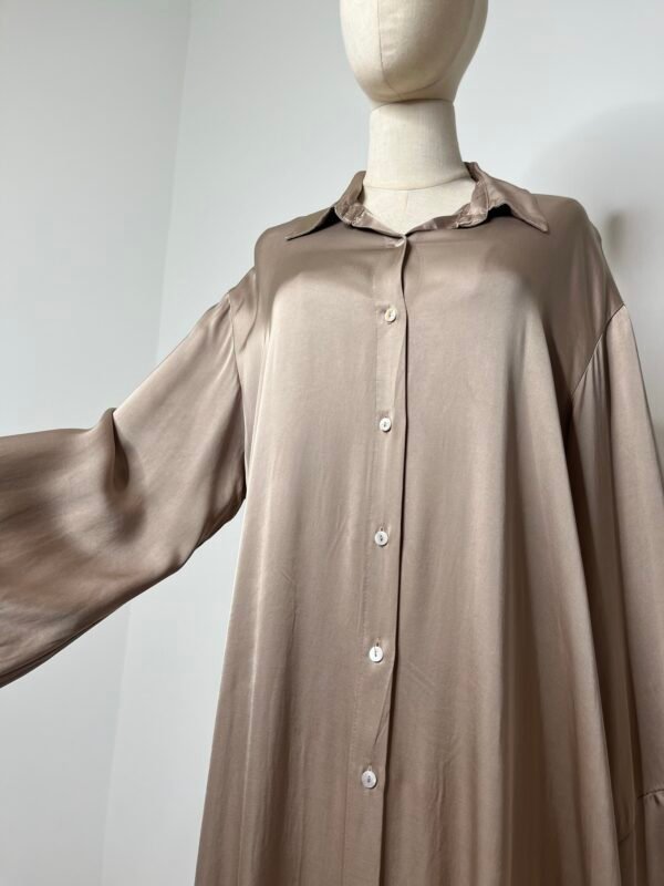 6AFD8DBA-5818-4990-8FF8-30B2FE8F663D Abaya satinée